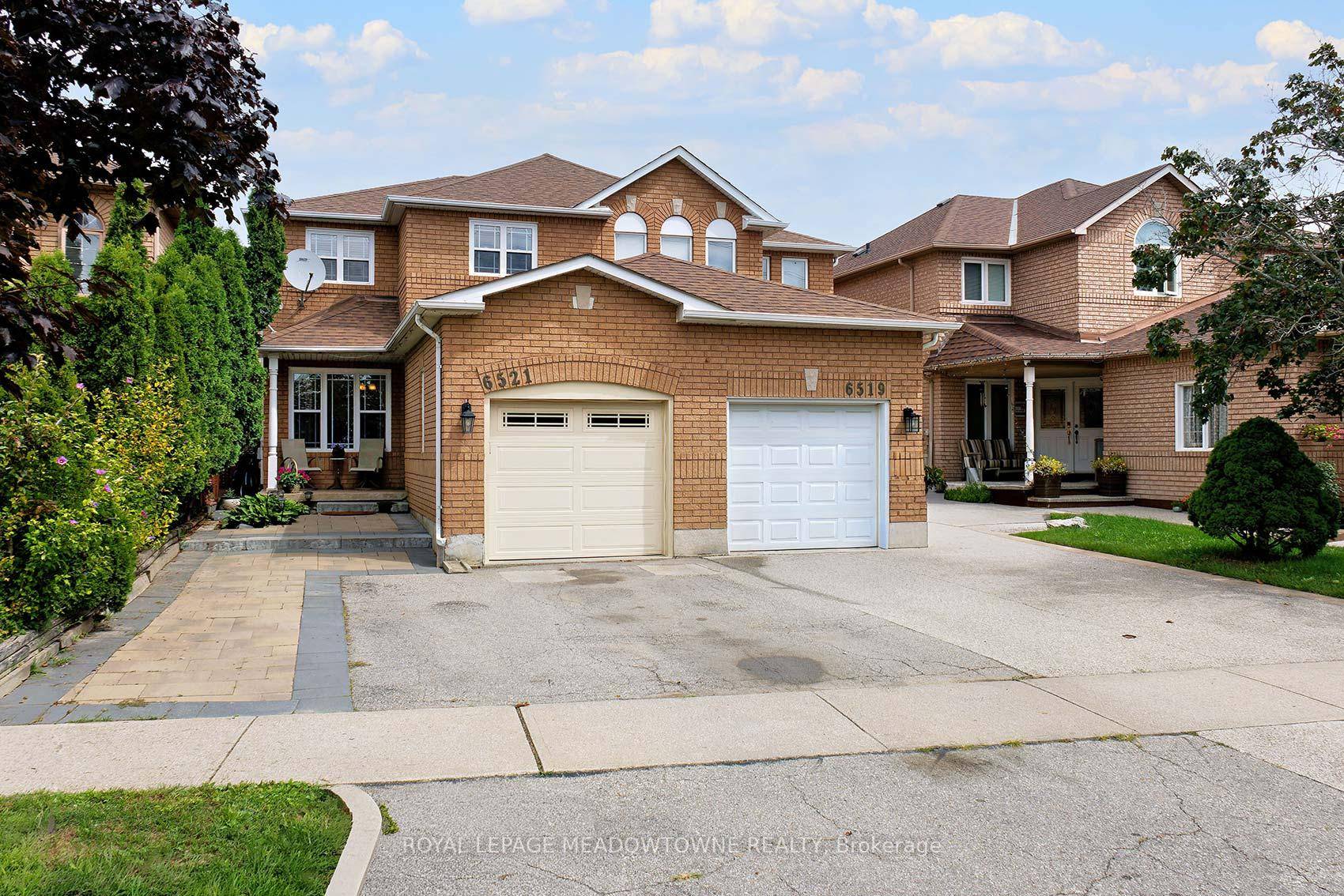 Attractive Freehold Semi Det Home in the sought after Lisgar Community !