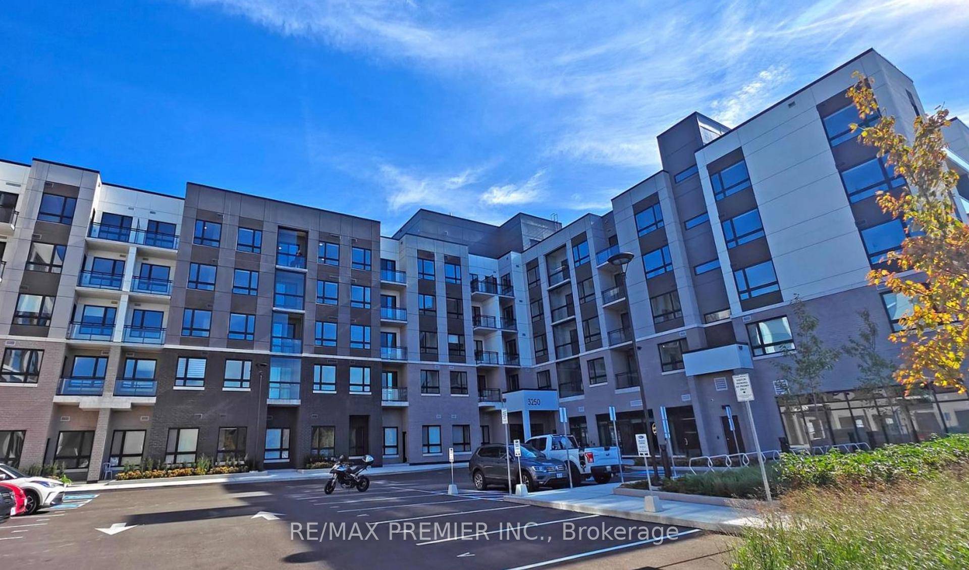 Experience modern living in this brand new, never lived in 2 bedroom, 2 bathroom condo suite located in Oakville's sought after Preserve community.