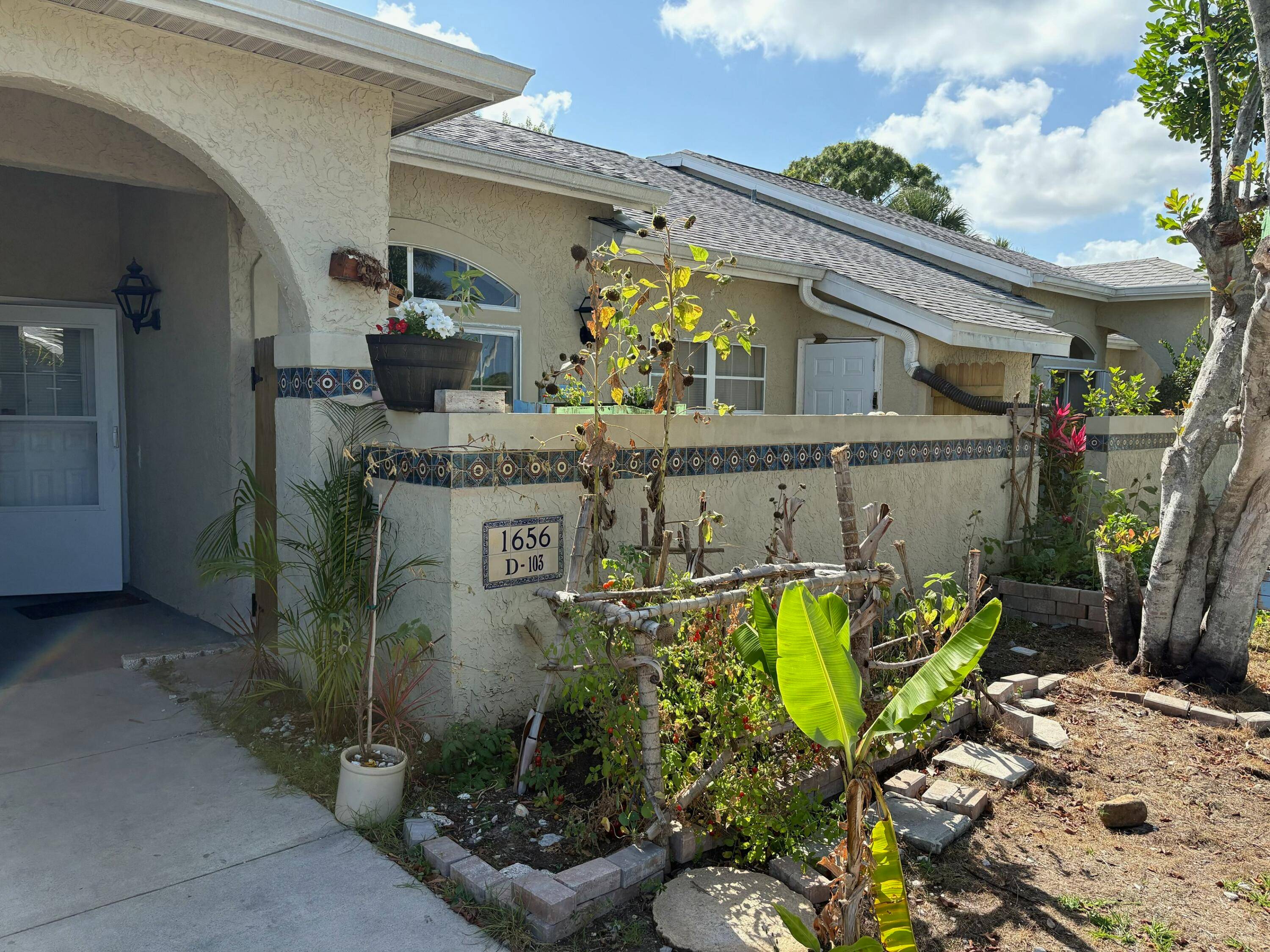 A rare find in the Evergreen subdivision, this villa is a peaceful ground floor single story unit with vaulted ceilings and no neighbors overhead.