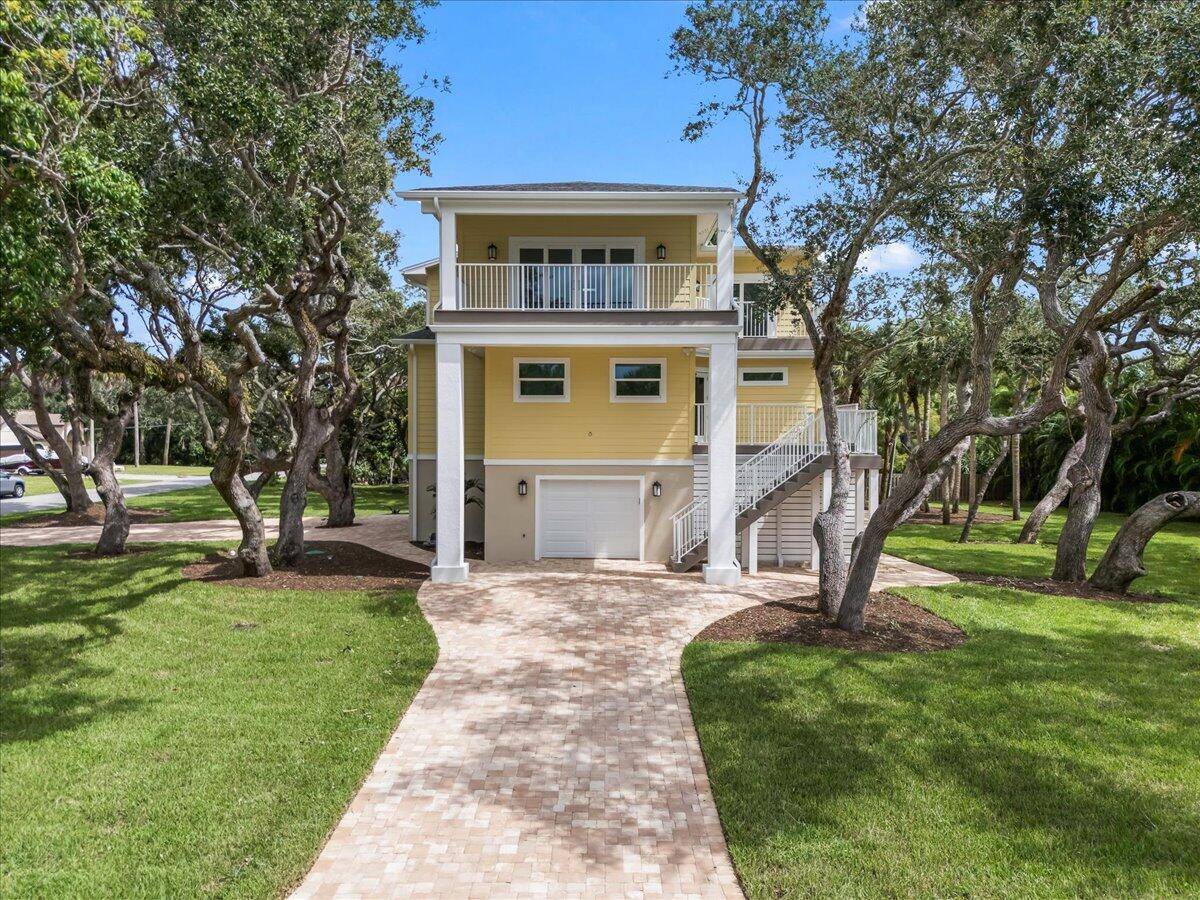 This spectacular pool home is waiting for you !