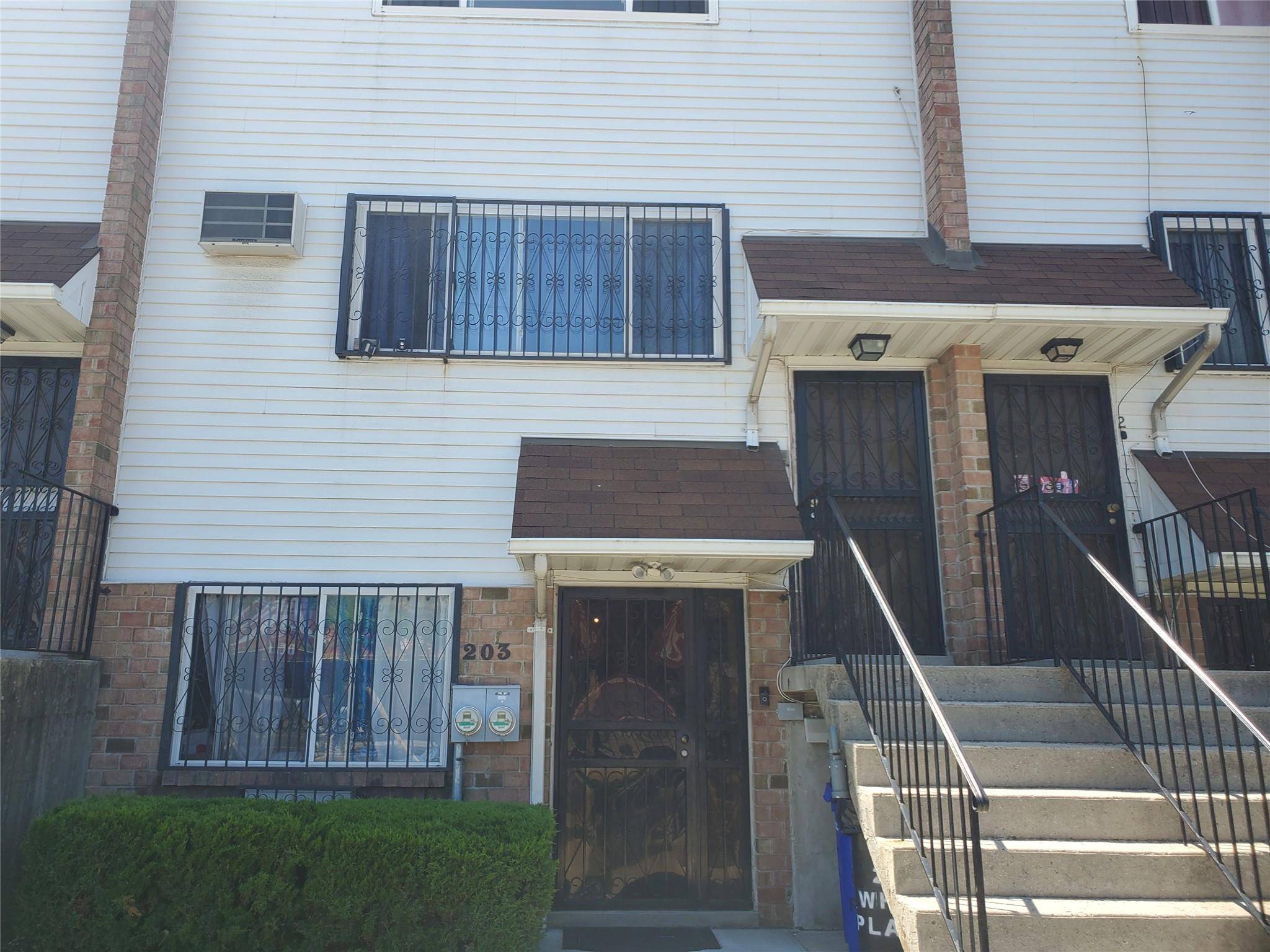 Lovely 2 family unit with a ground floor unit, 3 beds and 2.