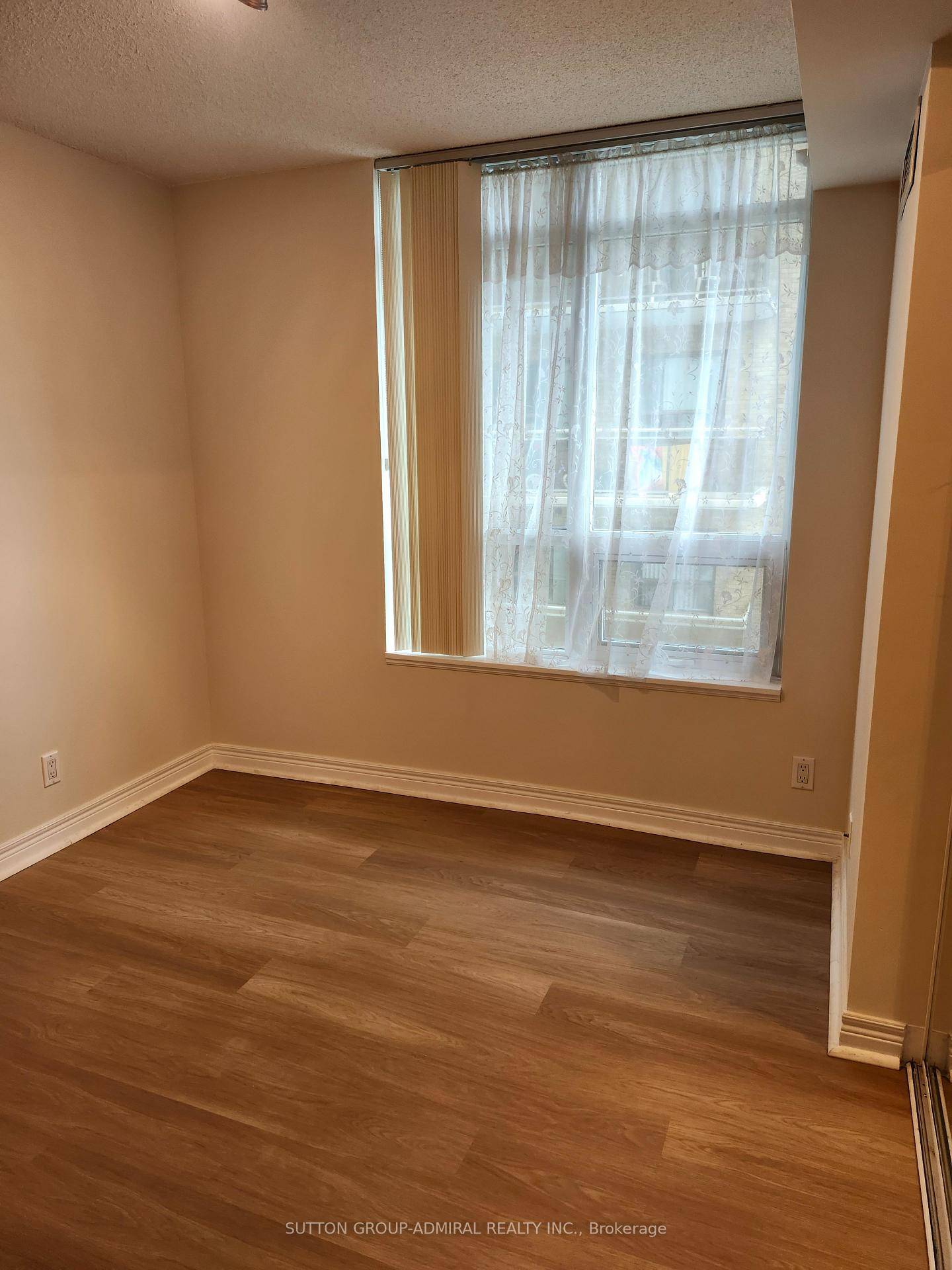 Luxury Condominium, Gorgeous Large Corner 2Bdr Suite, 1039 Sq Ft, Very Bright, SE Exposure, Split Bedrooms Floor Plan, 2 Full Bathrooms, Kitchen W Window And Breakfast Area, Laminated Floor, 6 ...