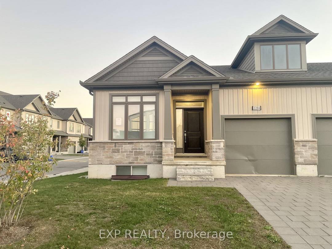 Spacious end unit bungalow townhome in desirable Summerside offering over 2, 400 sq.