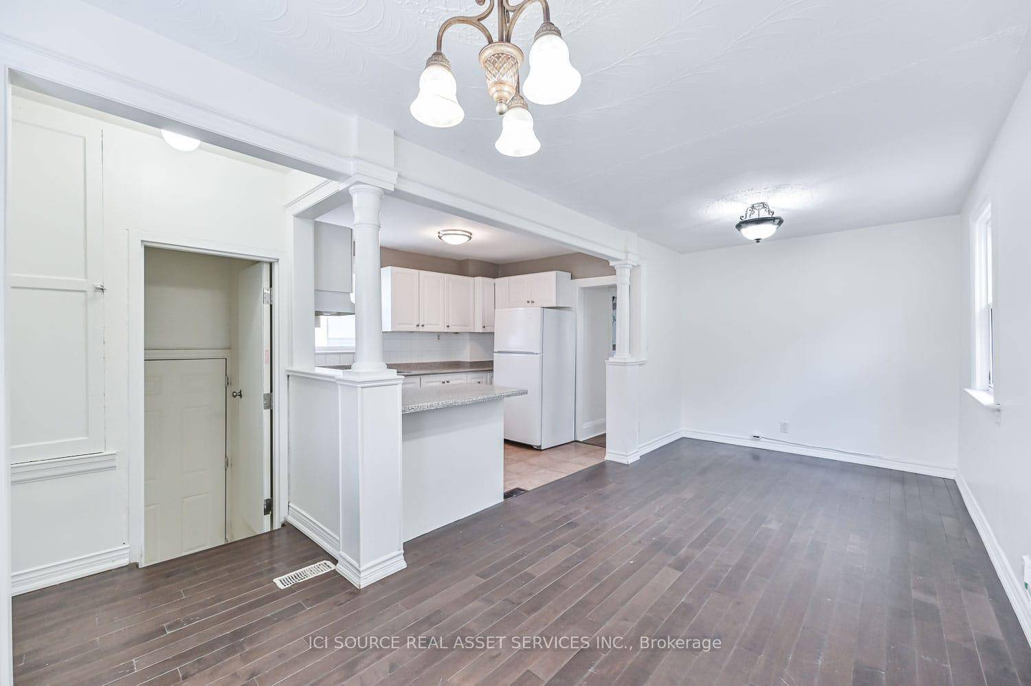 Beautiful 2 Bedroom Main Floor Bungalow Glencairn amp ; Caledonia.