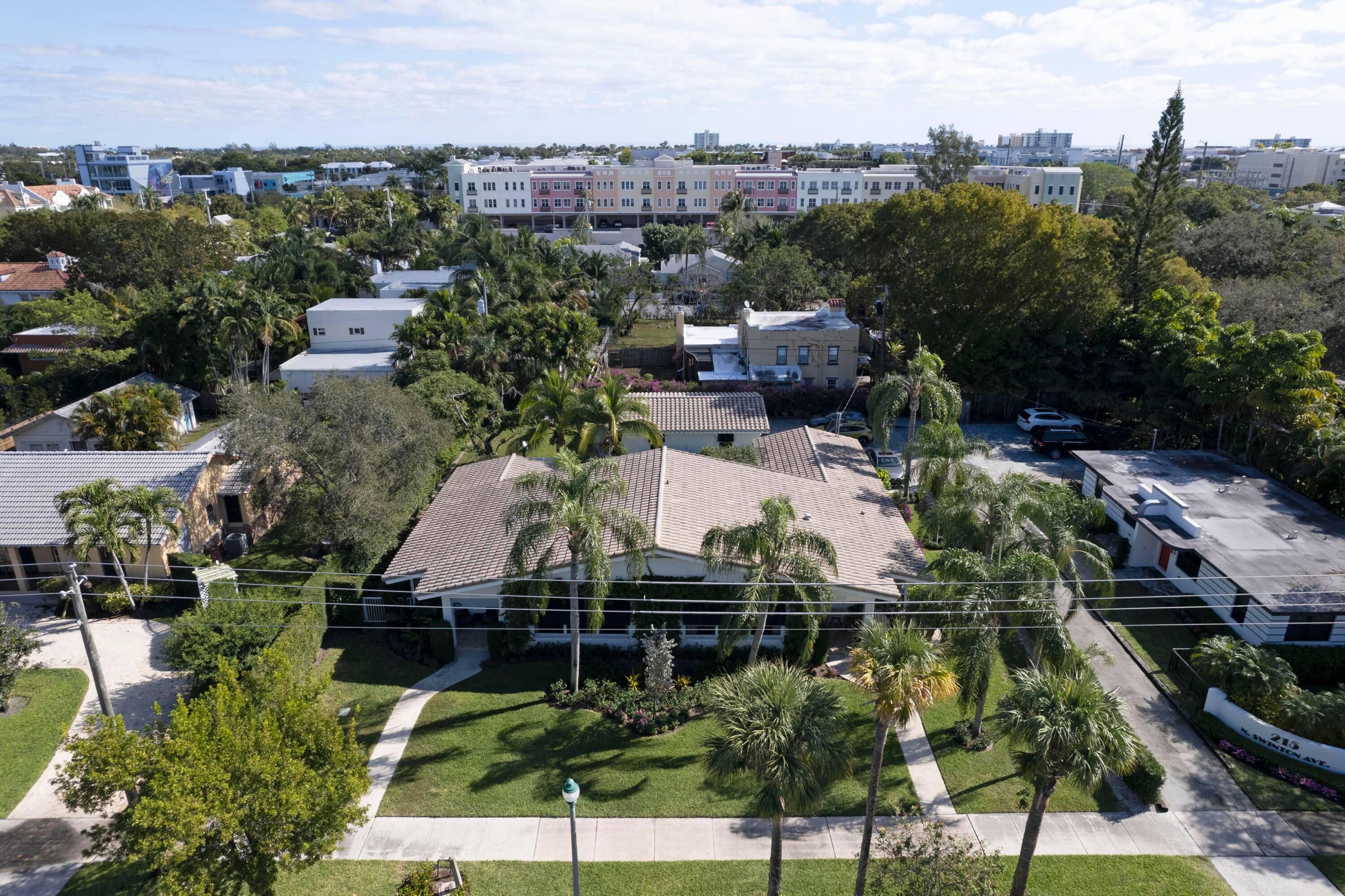 Don't miss out on the perfect opportunity to rent this gorgeous 2 bed, 2 bath home in the heart of Delray !