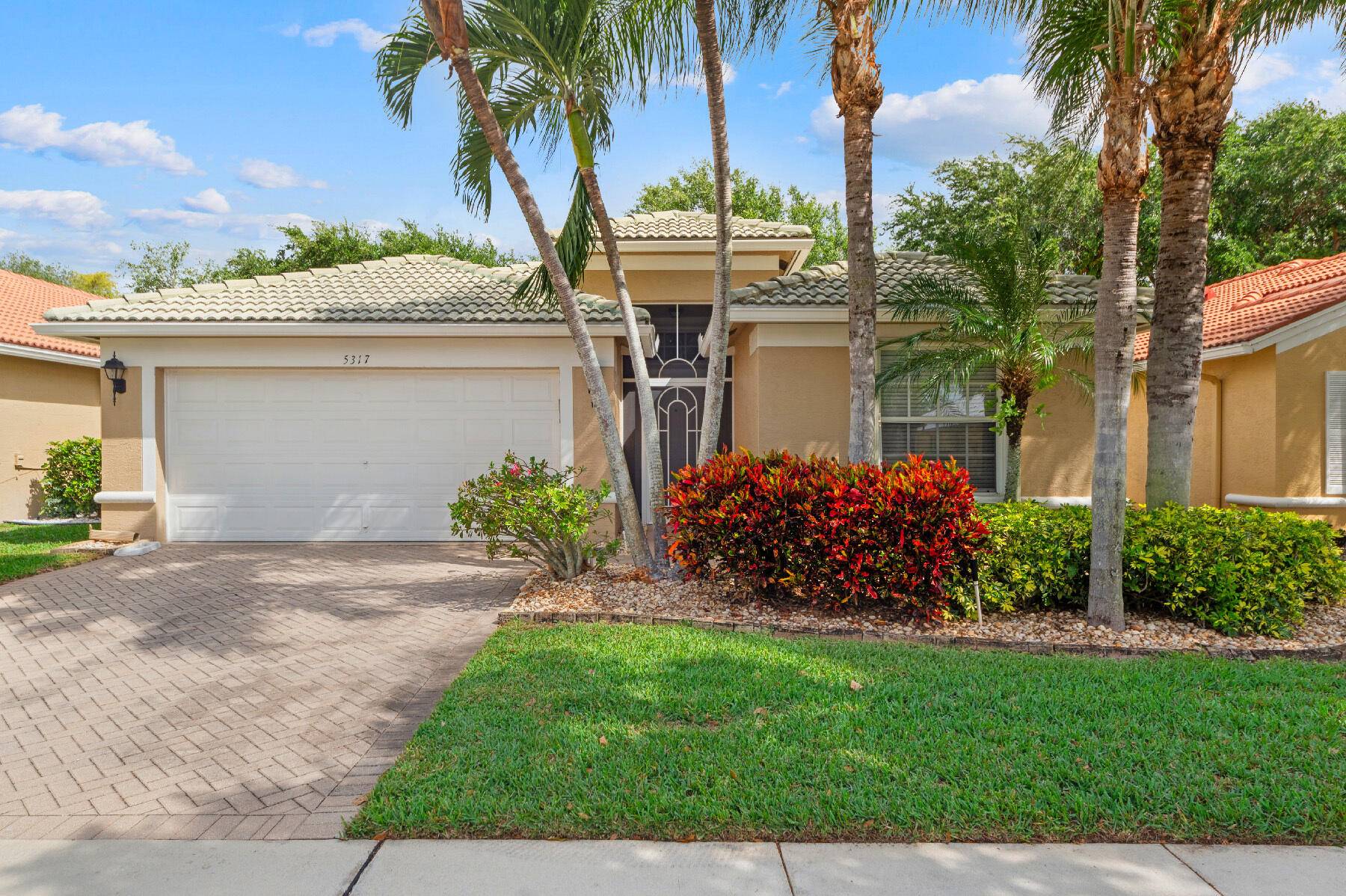 PRICED TO SELL. THIS HOME WAS VERY LOVED AND NOW ITS LOOKING FOR NEW OWNERS.