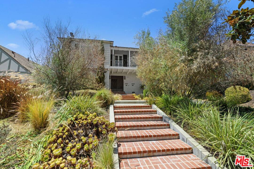 1307  S Rimpau Blvd 6BR La