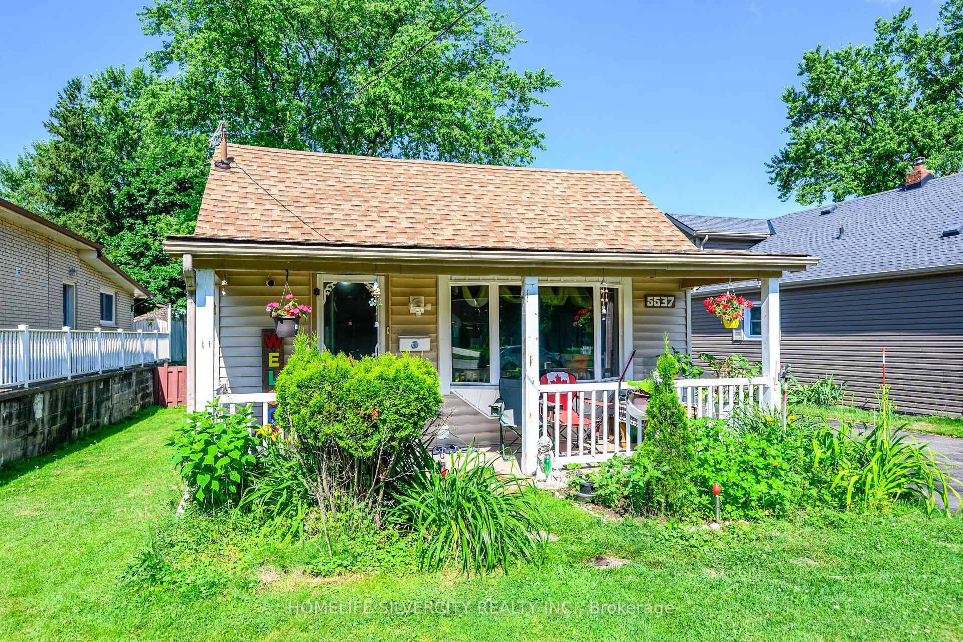 Excellent Location ! This immaculate and well maintained 2 bedroom home is ideal for investors, first time buyers, or retirees.