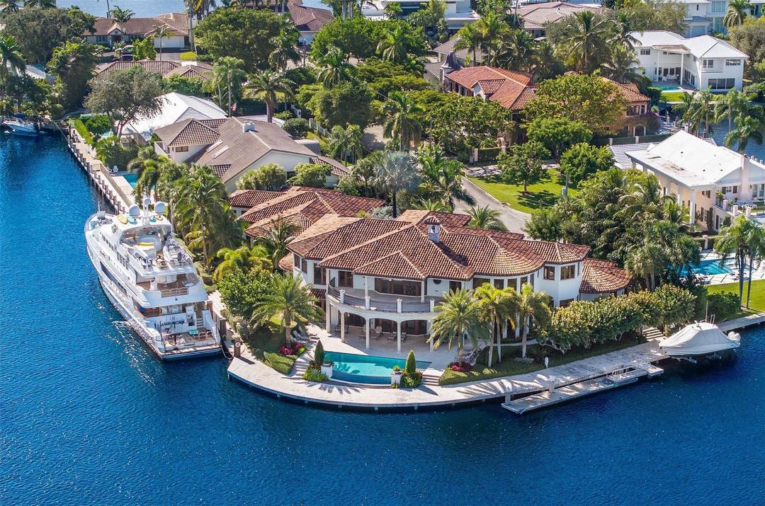 632 2ND Key Dr epitomizes the true meaning of a waterfront Estate.