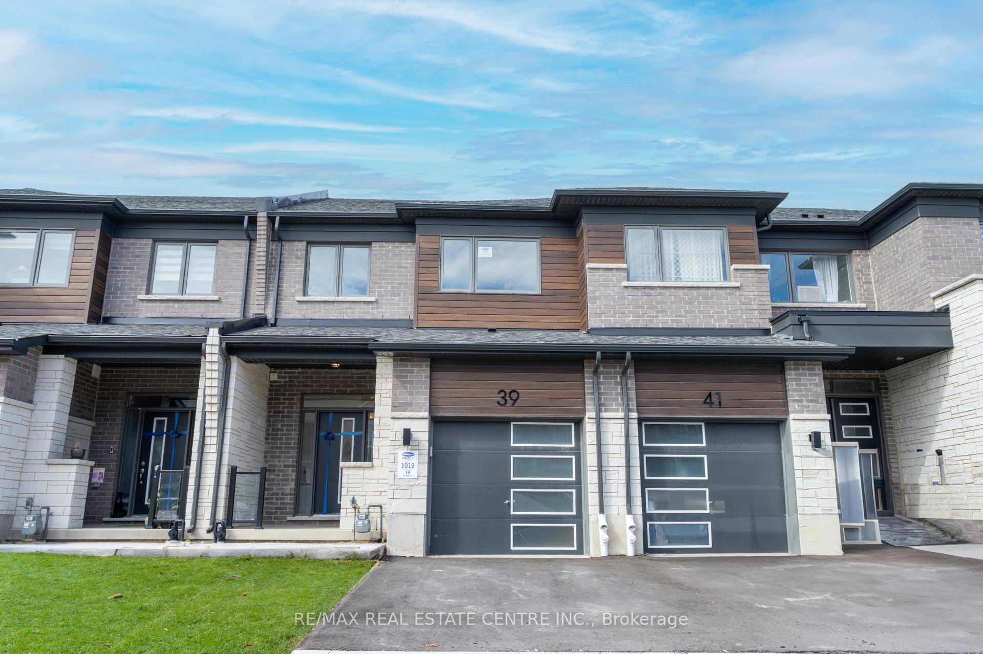 Absolutely stunning Mattamy built home with a walkout basement and over 35, 000 in upgrades !