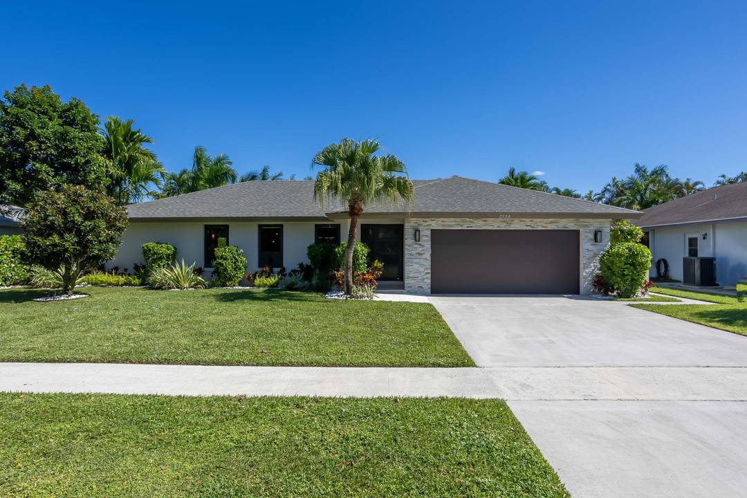 Welcome to Chapel Hill one of East Boynton Beach's most sought after neighborhoods where this fully reimagined 3 bedroom, 3 bathroom pool home delivers the perfect blend of modern luxury ...