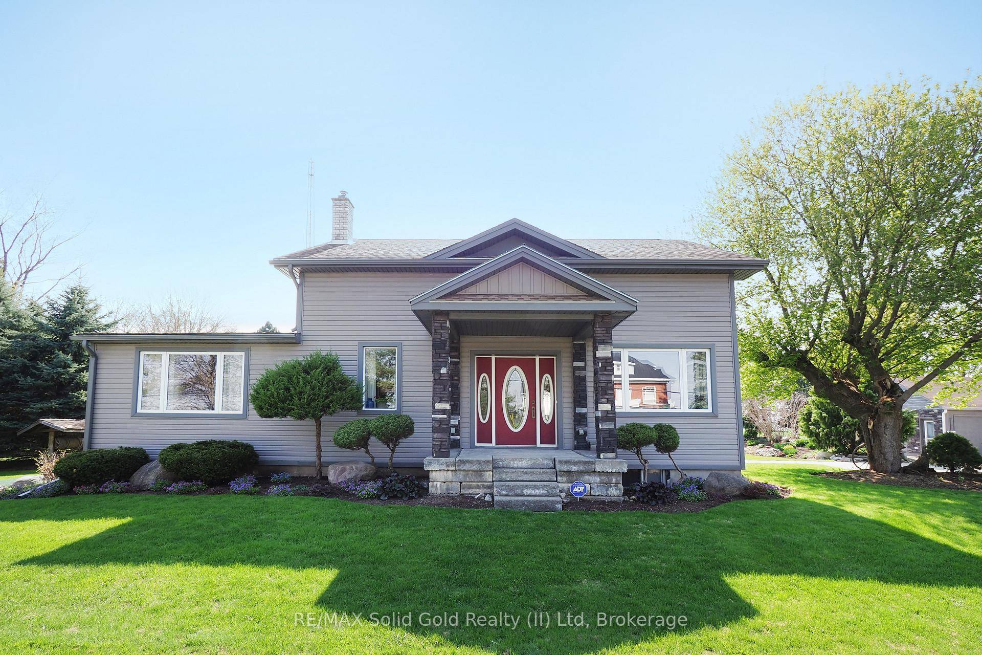 CHARMING 1 acre country property !