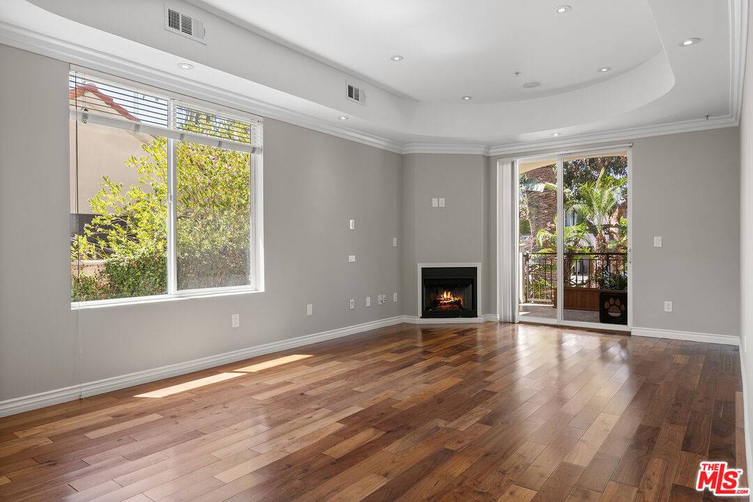 632 N Kings Rd 2BR Beverly Grove La