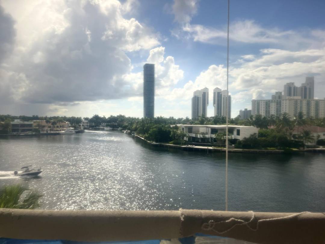 3 bedroom 2 1 2 bath spacious and open layout in this corner unit facing the intracoastal.