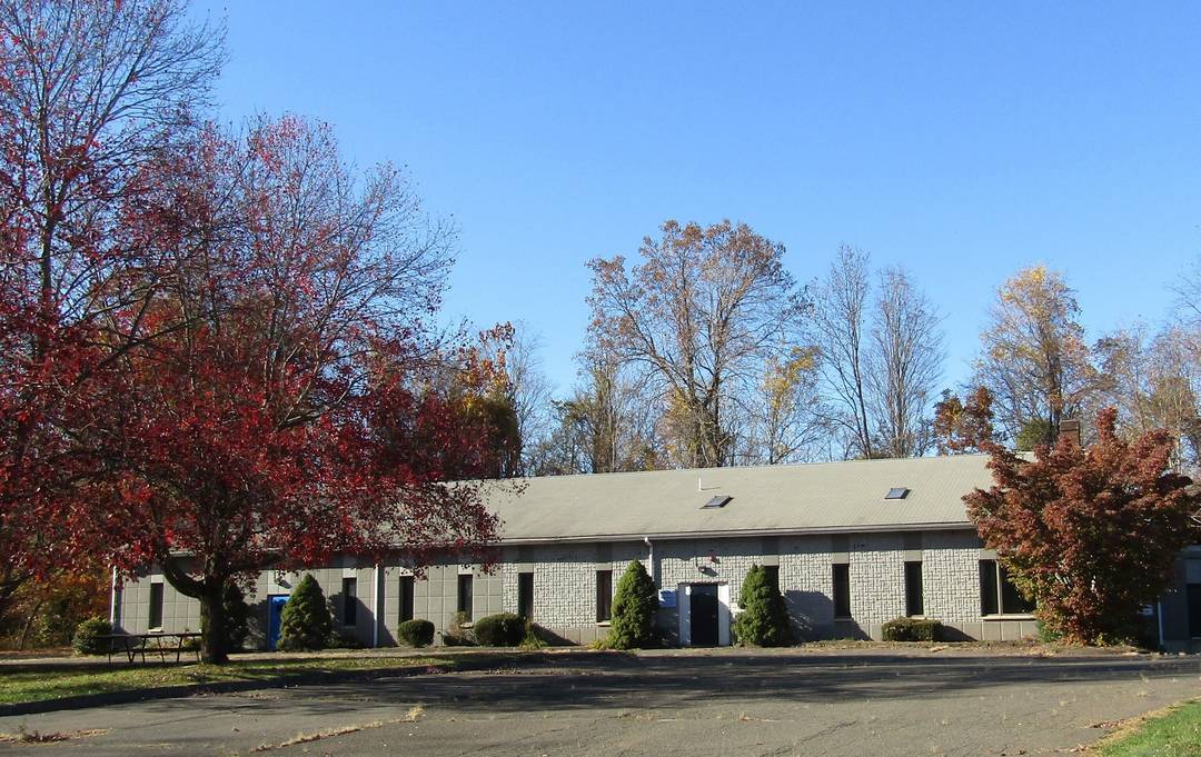 Block and steel industrial building of approximately 14, 210 SF, located on a level 2.