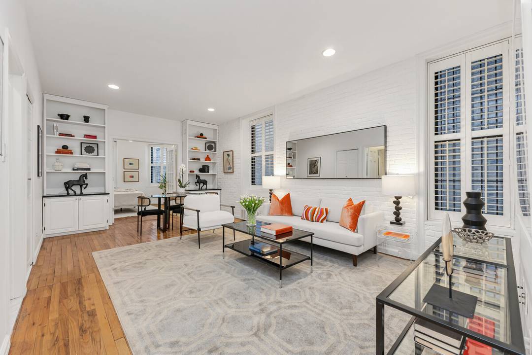 EMORY ROTH PRE WAR BEAUTY 2 BED 2 BATH at THE CHATILLION This elegant Upper West Side two bedroom, two bathroom home is situated in one of Riverside Drive's most ...