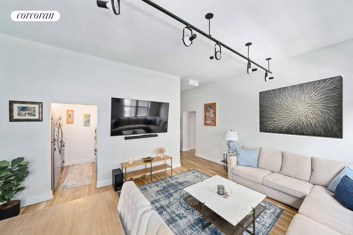 Spacious two bedroom apartment in Brooklyn Heights, offering the perfect blend of style, comfort, and convenience !