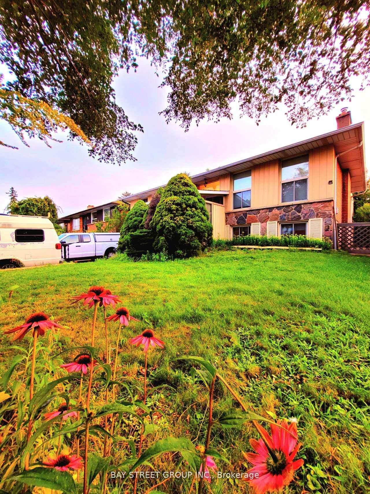 Beautifully Renovated Raised Bungalow In Prestigious Markland Woods !