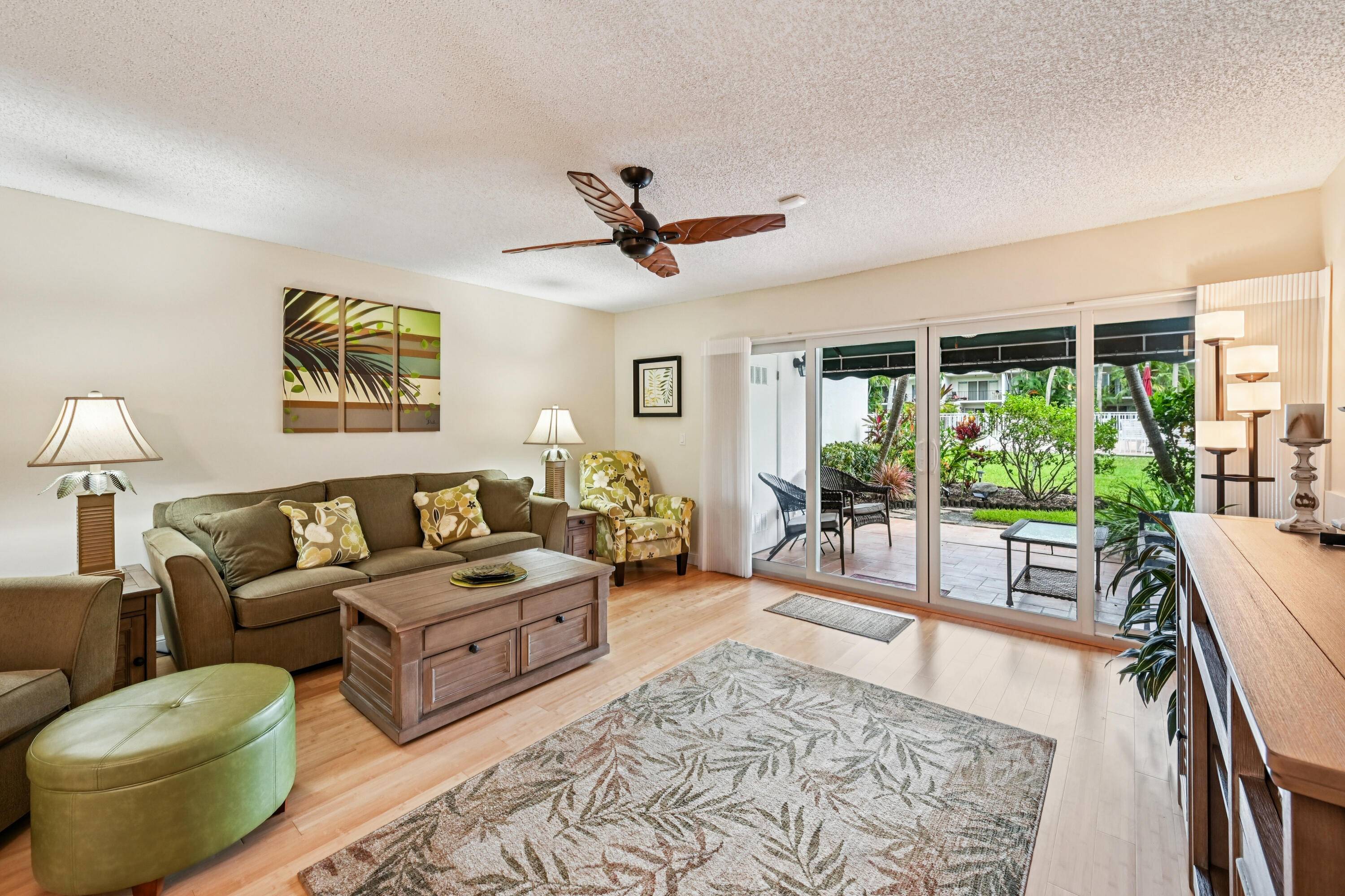 Welcome to this highly sought after waterfront community of Royale Harbour !