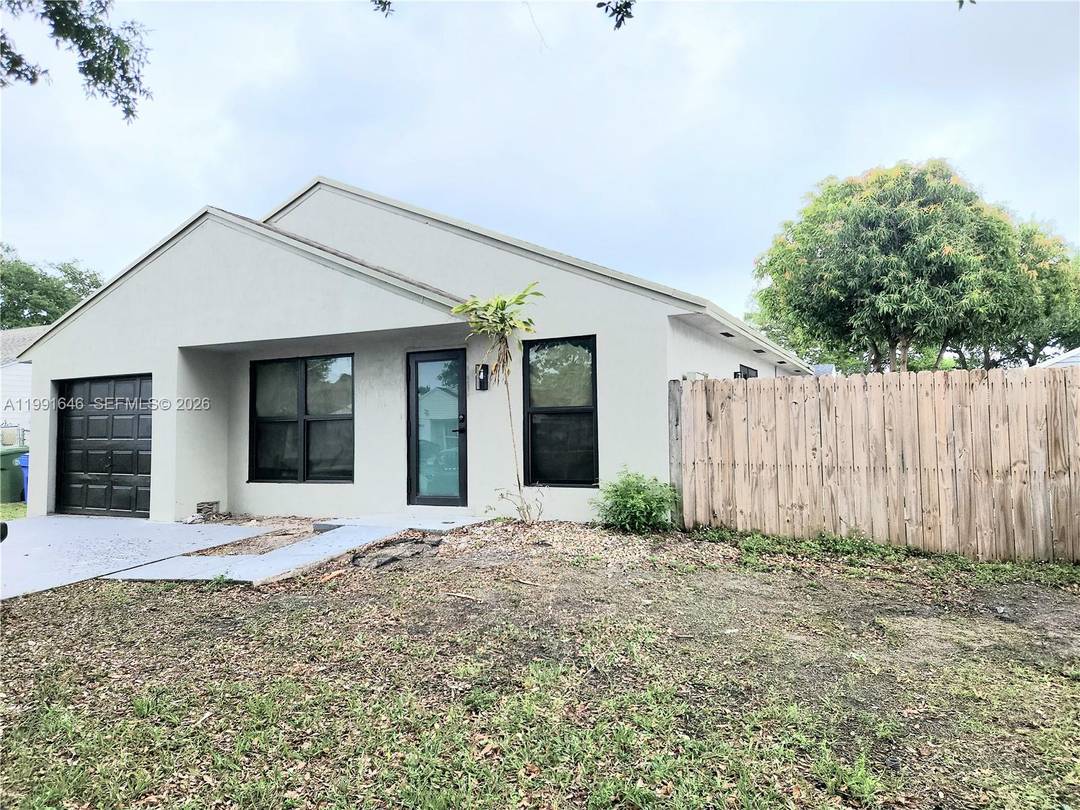 Stunning 3 bed with 2 full baths home in the heart of Pembroke Pines !