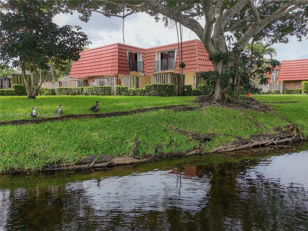 NATURE LOVERS DREAM. Wake up to a glistening lake and birds signing.