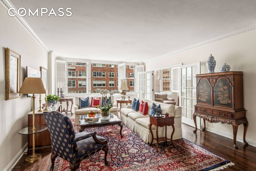 Sun filled Junior 4 in the heart of Lenox Hill.