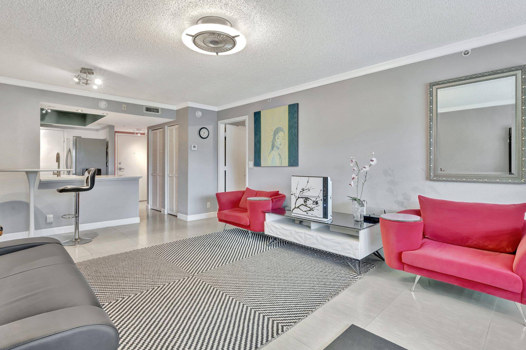 Welcome to Modern Comfort in a Prime Oakland Park Location !