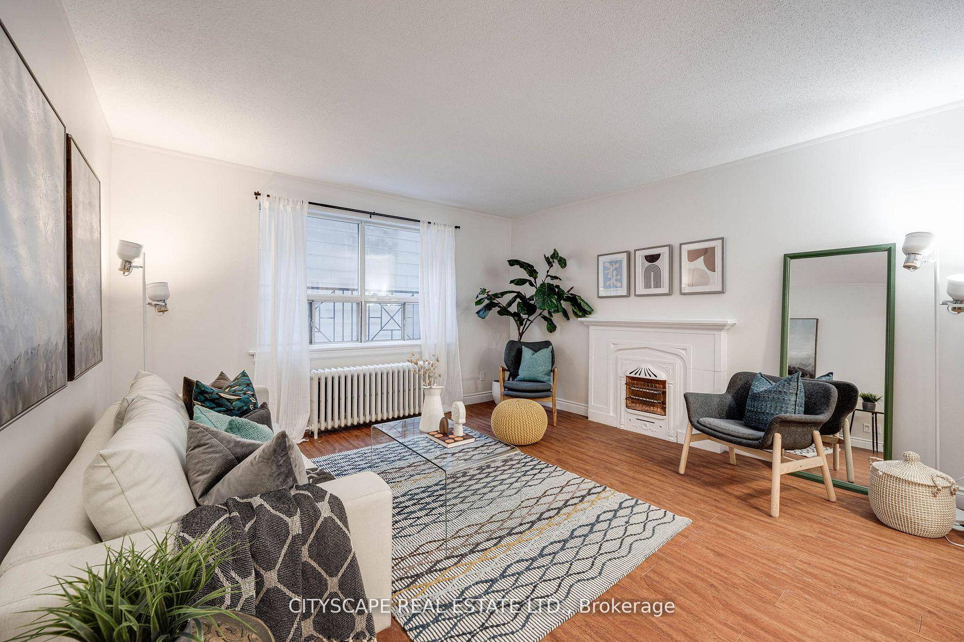 Bright and Spacious Family Friendly first floor unit in Charming New York Style Boutique Building.