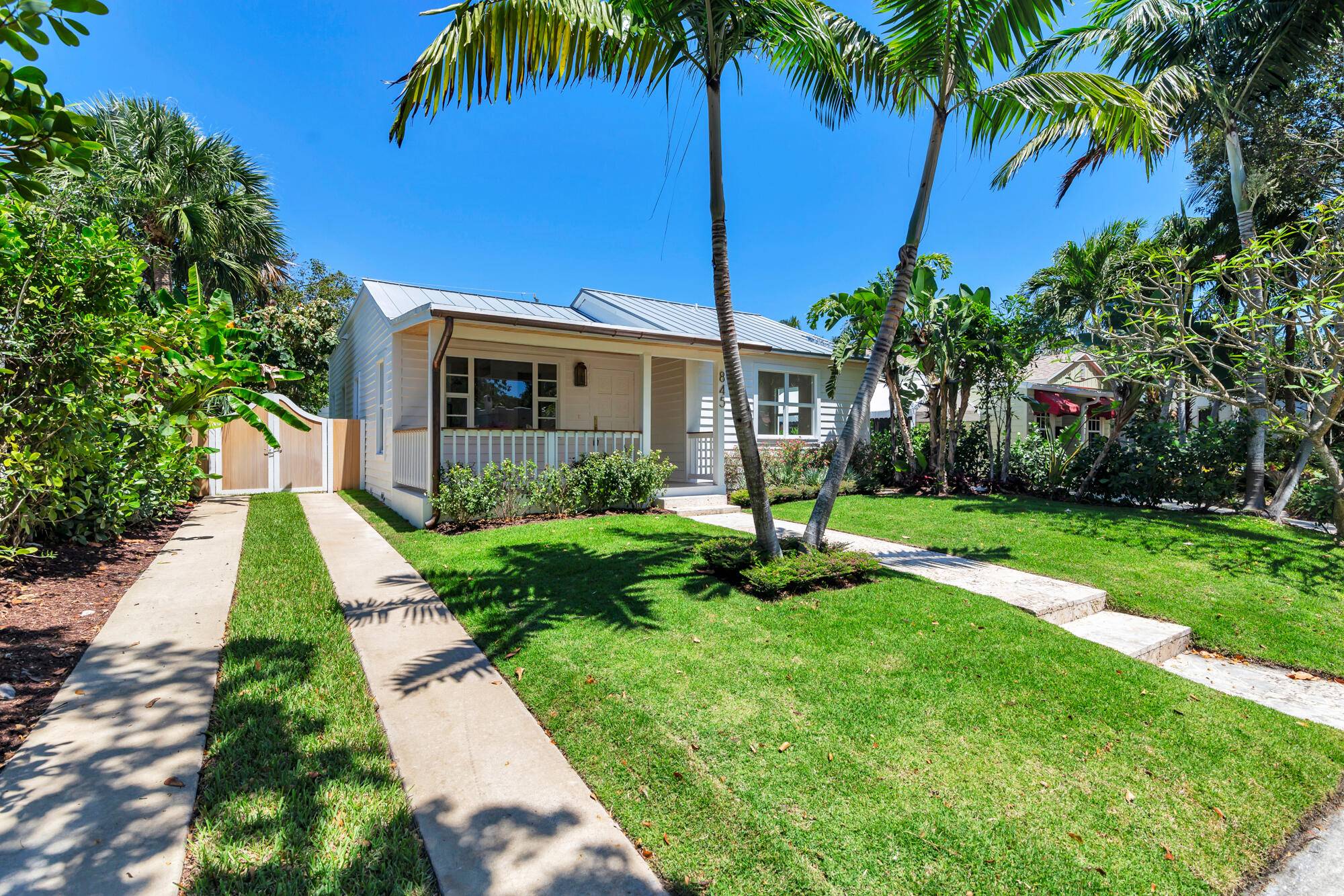 Annual unfurnished rental available in Flamingo Park.