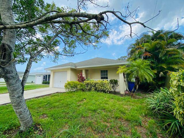 Beautiful CBS concrete home in a great location in Vero beach.