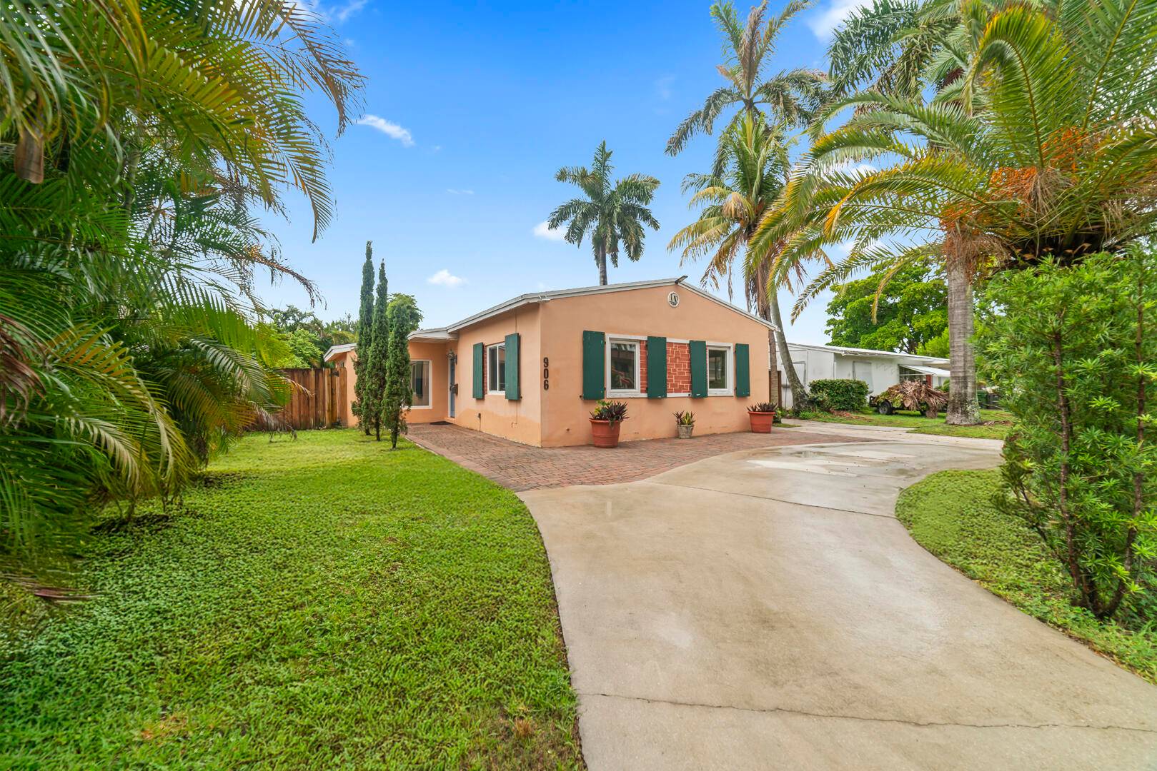 Unbeatable location in the heart of booming Hallandale Beach !