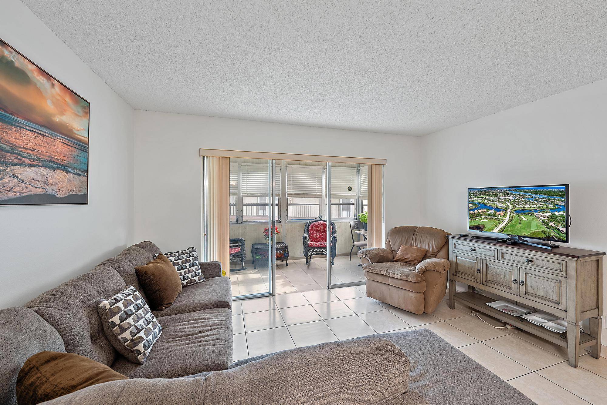 Welcome home in the heart of Palm Springs' most affordable 55 community !