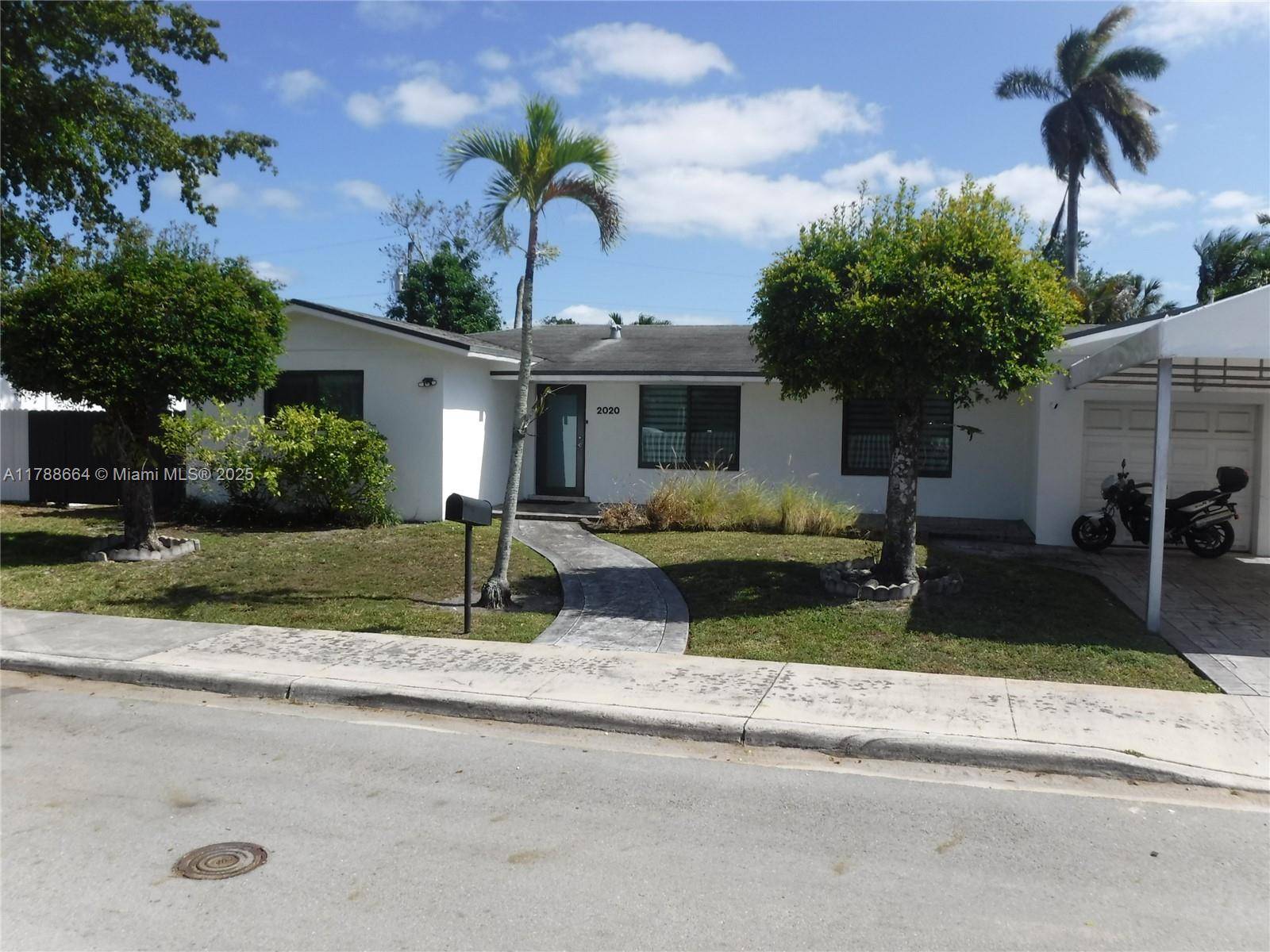 STUNNING HOUSE IN OAK FOREST !