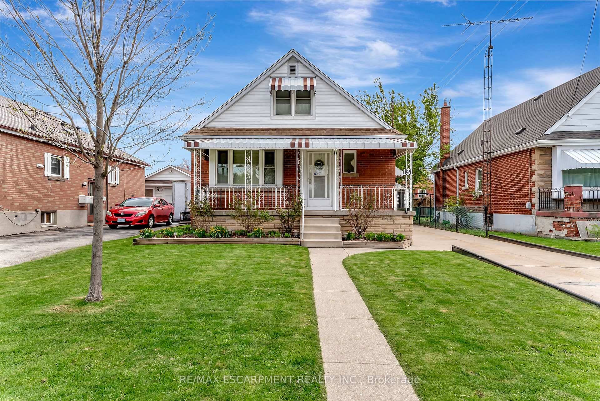 Welcome to this meticulously maintained and freshly painted gem, nestled in a fantastic neighbourhood close to all amenities !