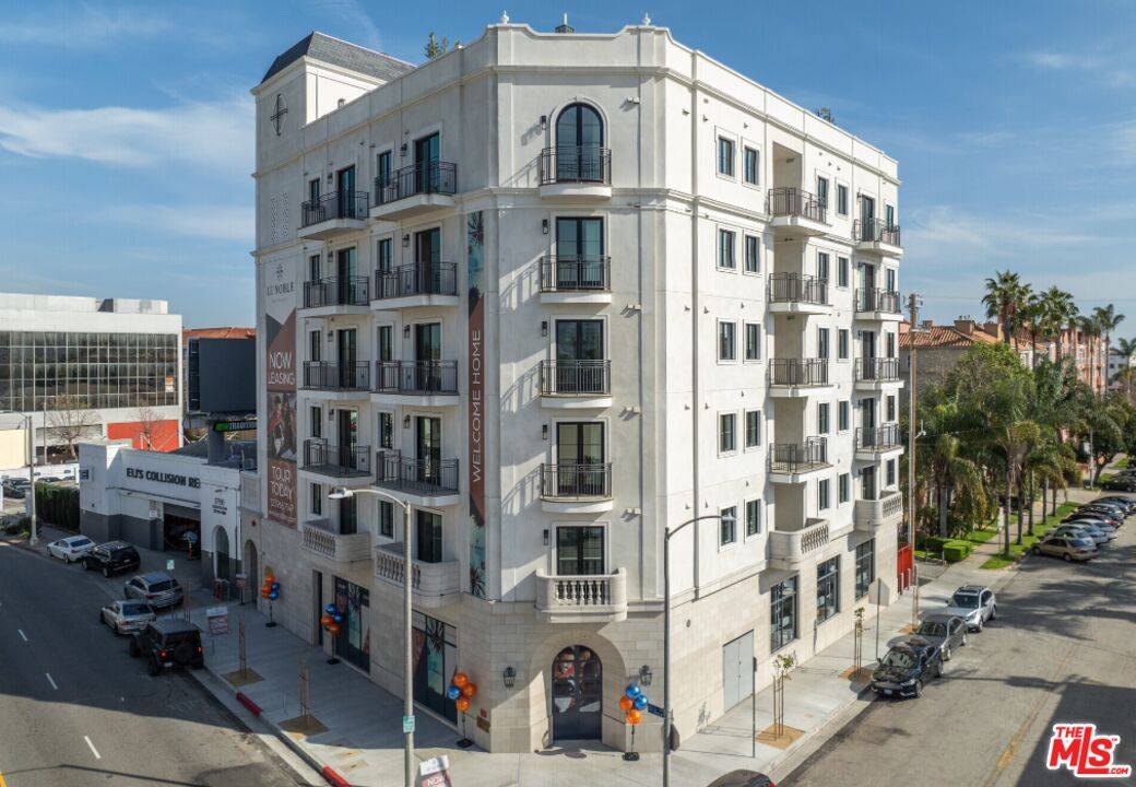5768 W 3rd St 2BR Hancock Park La