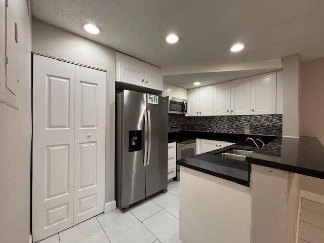Spacious 4BR 2. 5BA Corner Unit in Growing Blueberry Hills !