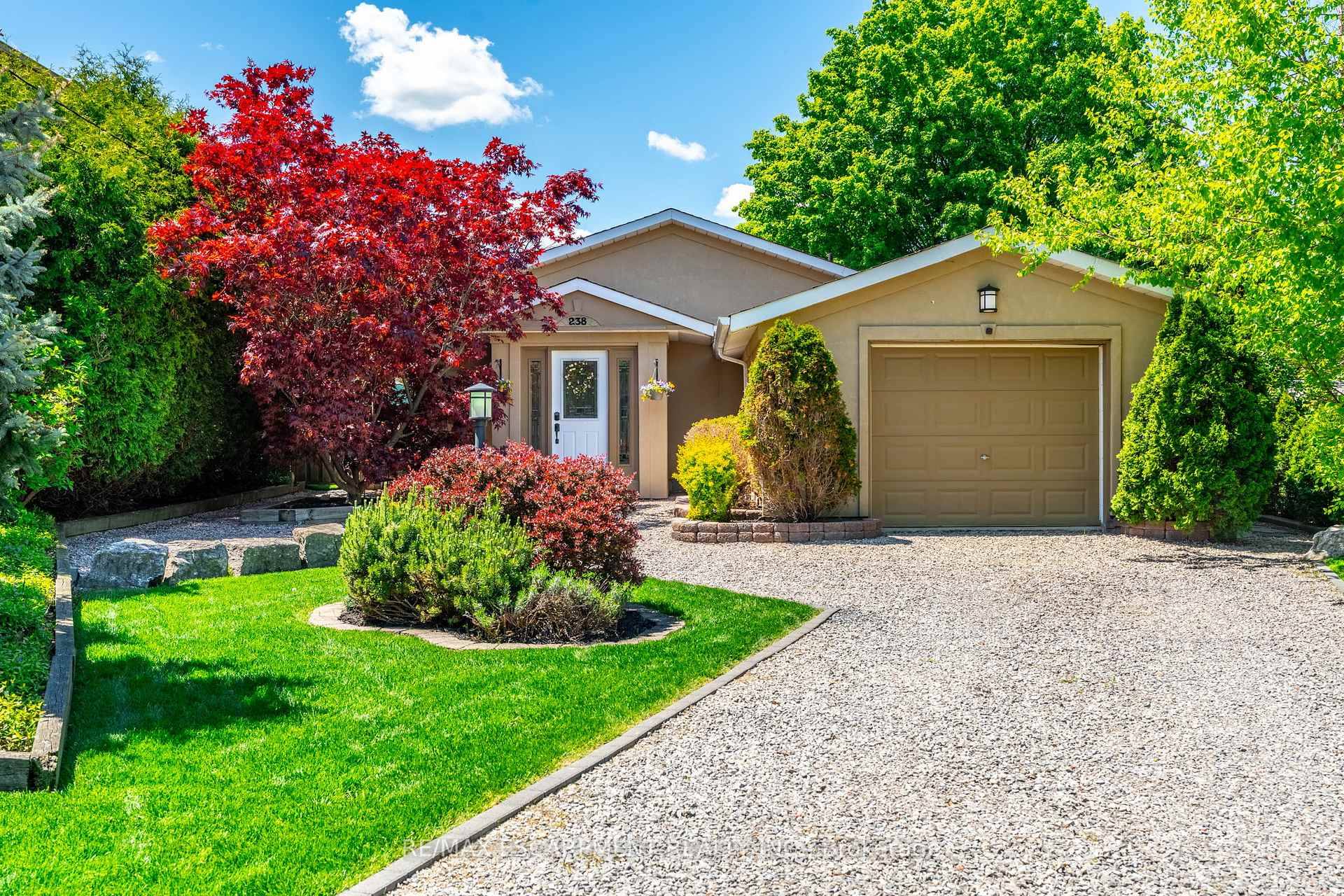 Welcome to 238 West 15th Street in the heart of Hamilton's West Mountain !