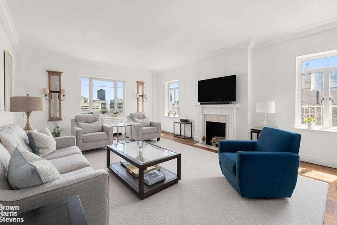 An exceptional, pristine penthouse awaits you in the premier 880 Fifth Avenue building at 69th Street.