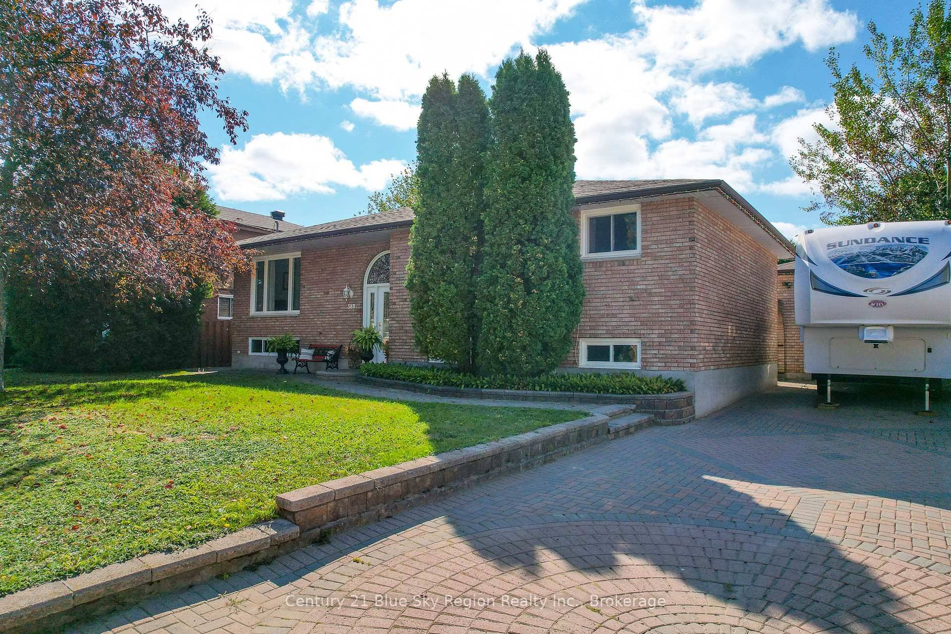Welcome to 589 Elmwood Road, a beautifully maintained raised bungalow tucked into the desirable Pinewood neighbourhood in North Bay's sought after West End.
