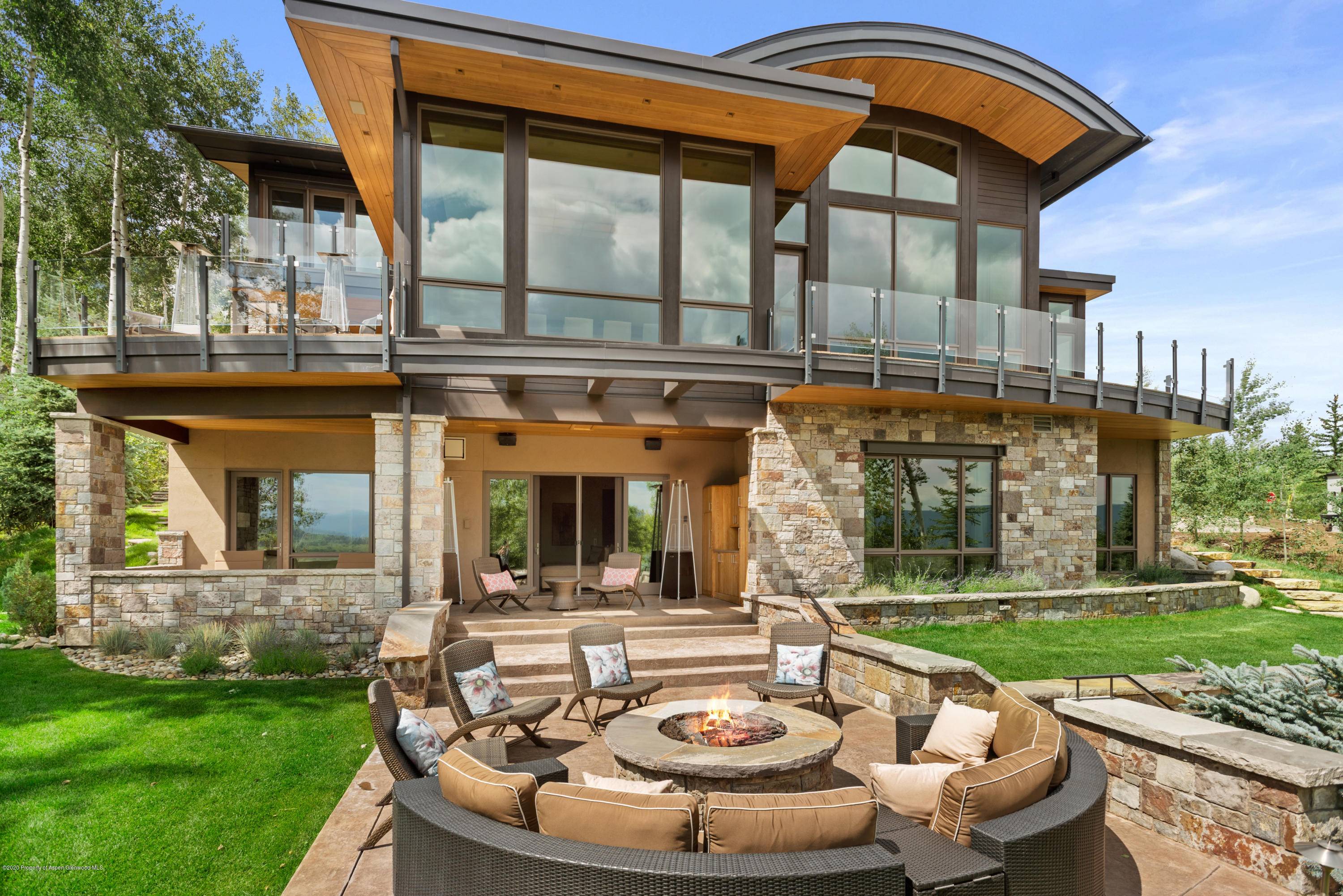 Enjoy luxury at its finest in Snowmass Village for your next ski vacation !