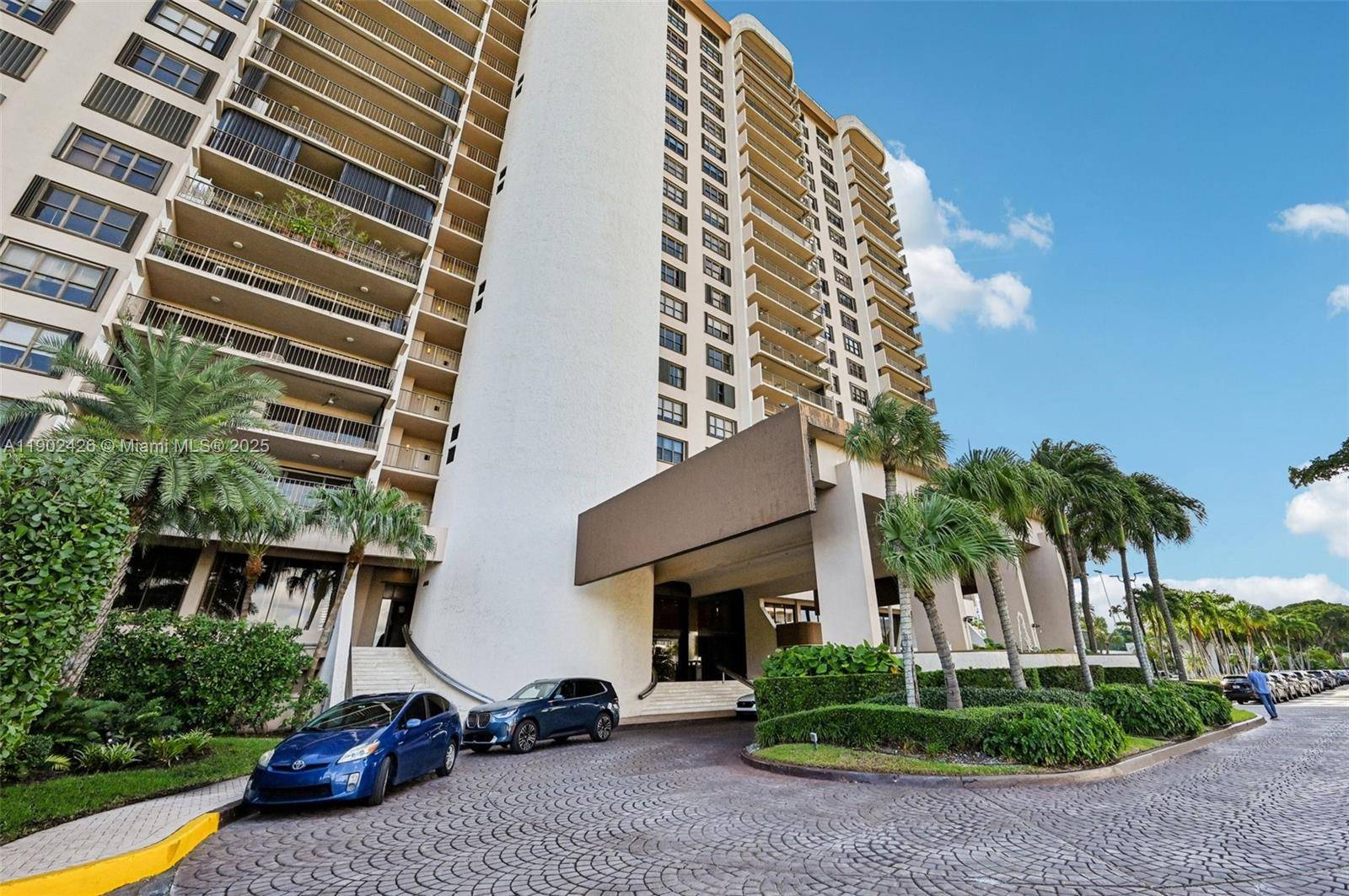 Beautifully remodeled 2BD 3BA residence at The Cricket Club in Miami !