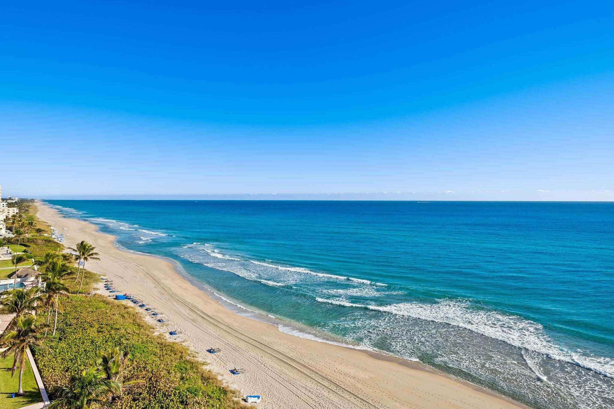 Ocean Pines 904 is a delightful lower penthouse with floor to ceiling impact windows that display dramatic ocean and intracoastal views from all living areas.