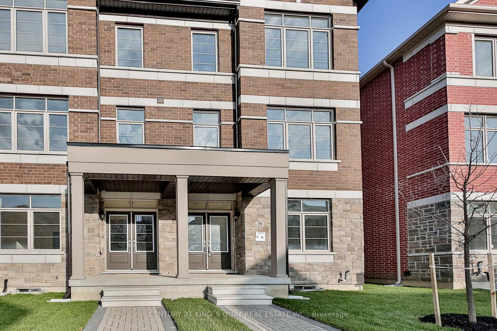 Bright And Spacious 4 Bedrooms End Unit Townhouse 9' Ceiling On Main Floor.