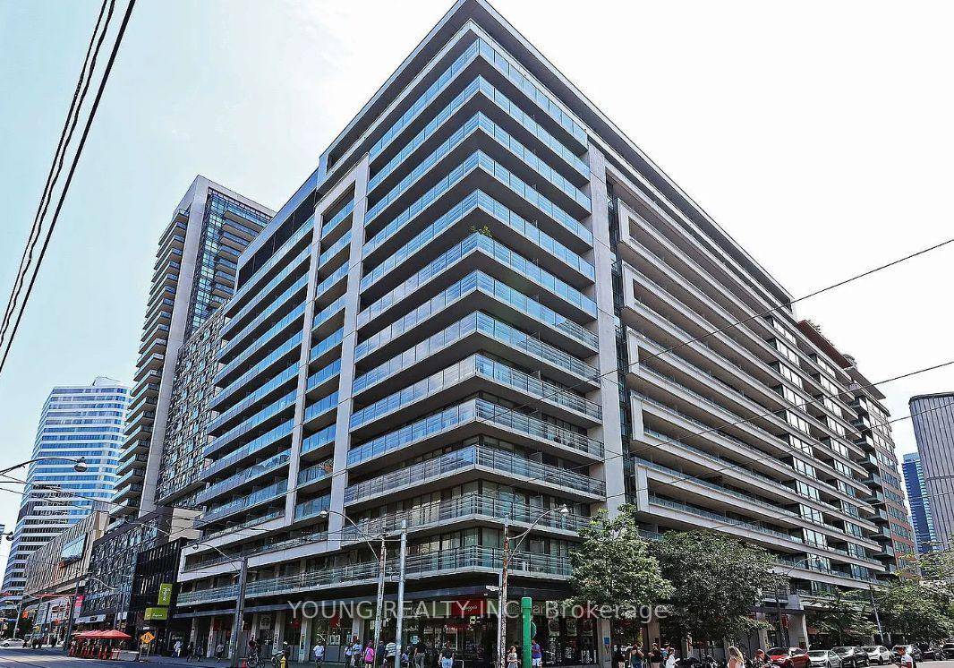 Unique, large, 1 bedroom 2 bathroom property in the centre of Toronto, walking distance to everything, large wrap around terrace, bright, you will want to see this one.