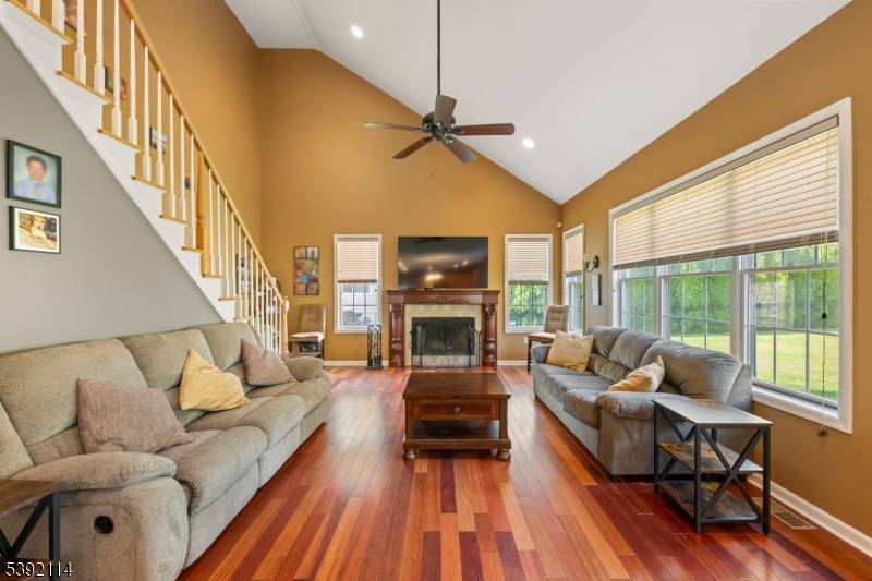 Welcome to this spacious and well maintained 6 bedroom, 3.