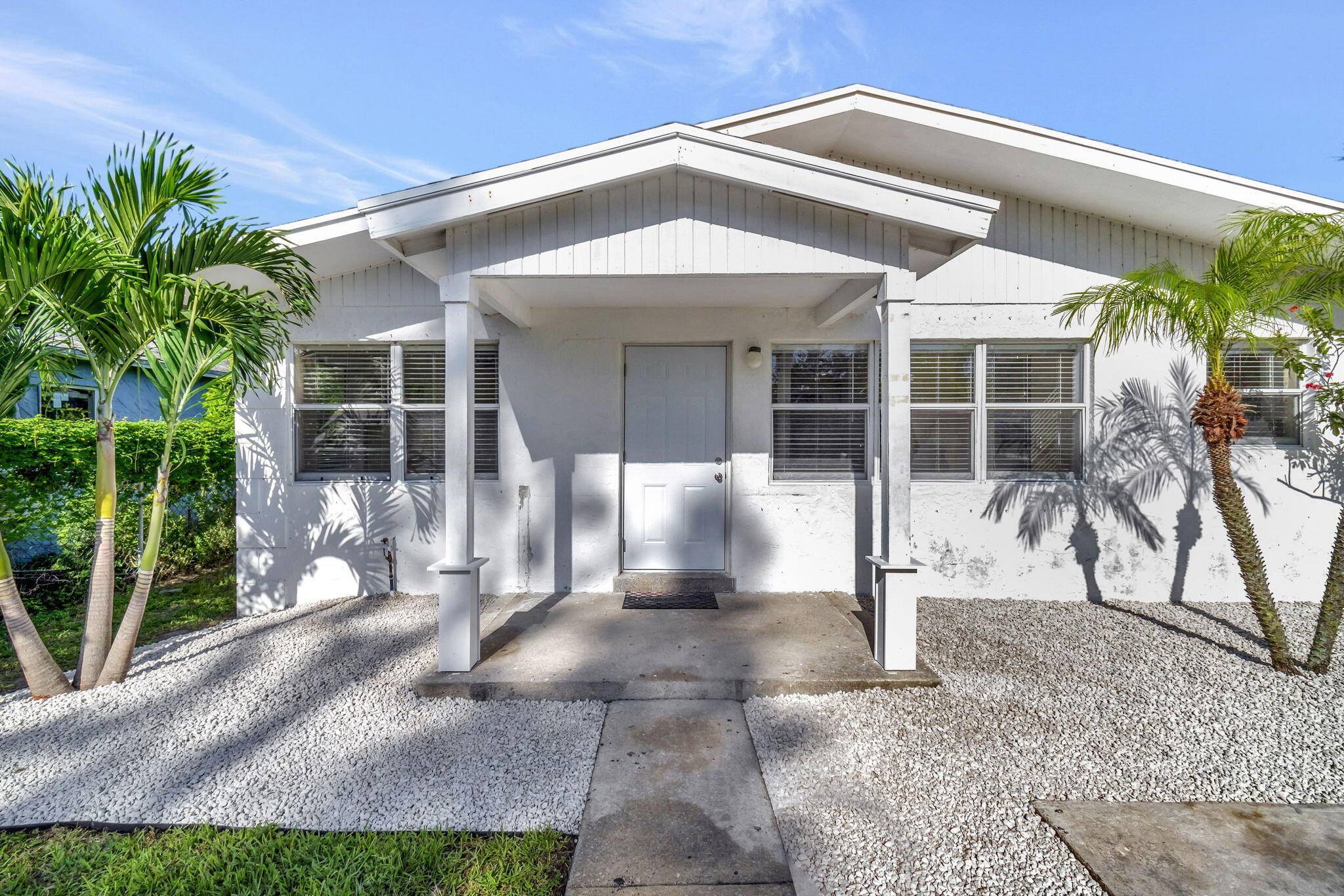 Welcome to your beach style home, just steps away from the vibrant Downtown Atlantic Avenue !