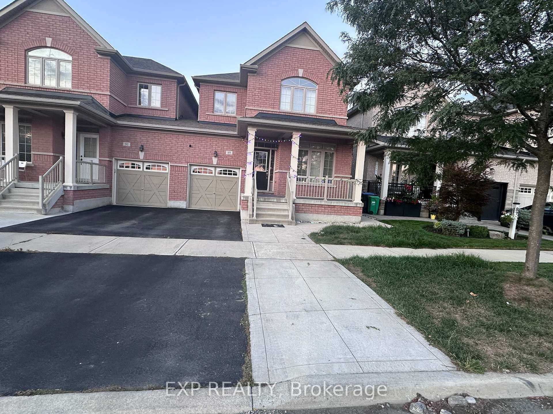 Beautiful 3 Bdrm semi detached House Located In A Great Neighborhood Of Vales Of Castlemore Upgraded Kitchen Cabinets, Hardwood Throughout, 9 Ceiling, Spacious amp ; Sun Filled.