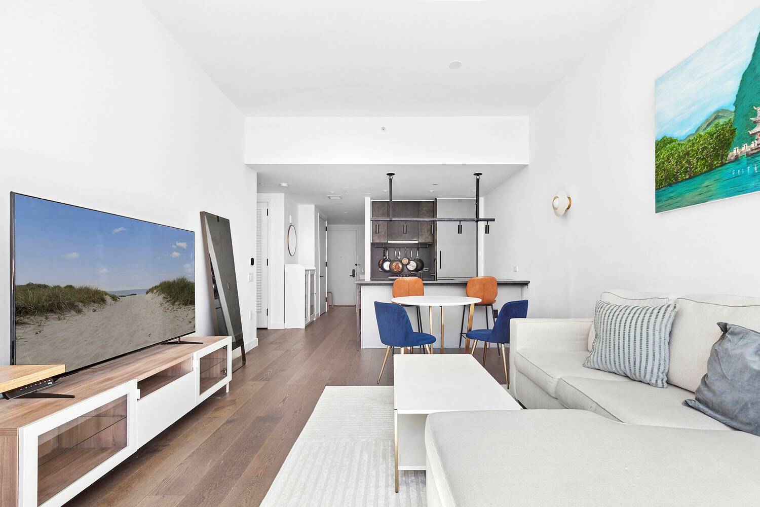 Rent this spacious one bedroom, one bathroom residence features direct western views of the 11 Hoyt Park.