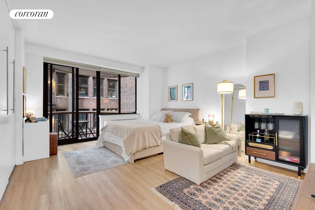 BEAUTIFULLY RENOVATED STUDIO WITH A BALCONY !