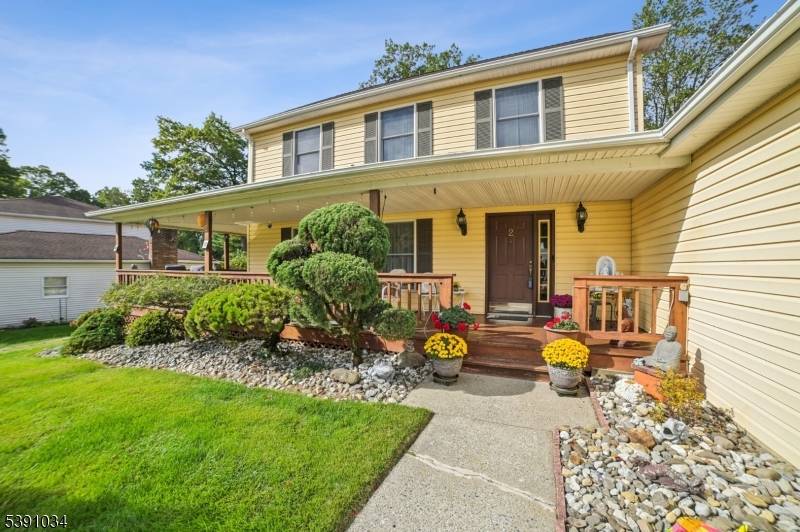 Perfectly situated on a quiet cul de sac in the desirable Mount Tabor section of Parsippany, this beautifully maintained four bedroom, 2 bath center hall colonial offers both comfort and ...